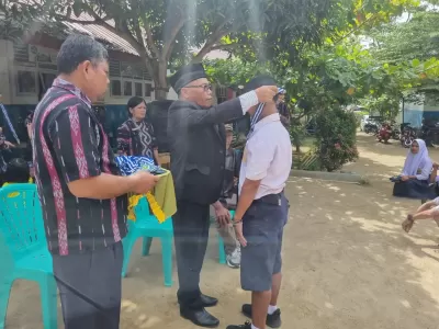 Penyerahan Medali Kepada Siswa kelas IX