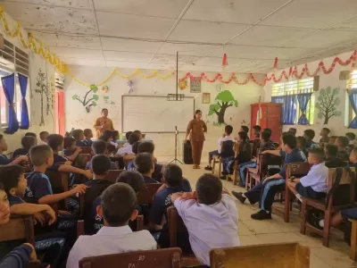Penyampaian Materi oleh bapa ibu guru pada hari ke-2 MPLS