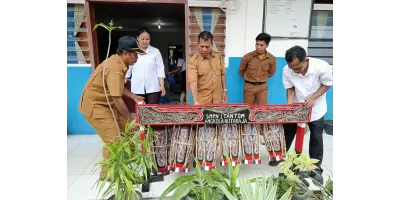 alat musik tradisional hasil sumbangan alumni