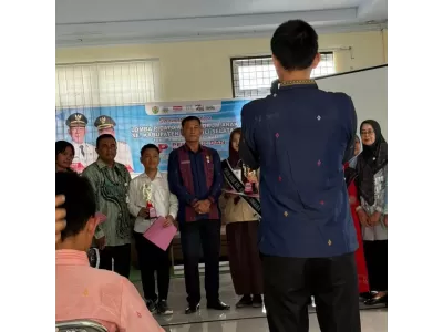 Pemberian Piala HUT Tapsel