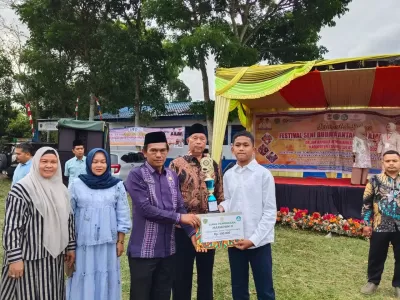 Pemberian Piala HUT Tapsel