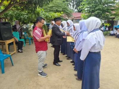 Penyerahan hadiah kepada siswa yang puasanya ful