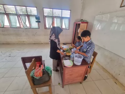 Siswa melakukan penelitian pada Pembuatan Ekoenzim 
