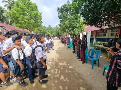 Menyanyikan Lagu Hymne Guru