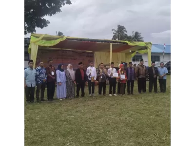 Pemberian Piala HUT Tapsel