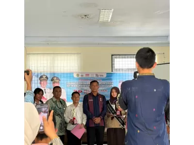 Pemberian Piala HUT Tapsel