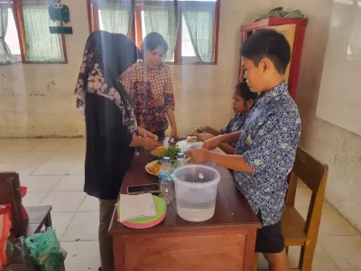 Siswa didampingi guru mapel pada saat penelitian pembuatan Ekoenzim